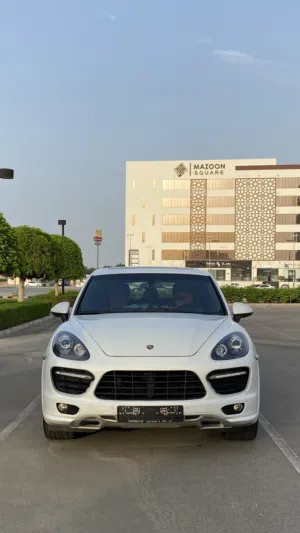 SUV Porsche in Muscat