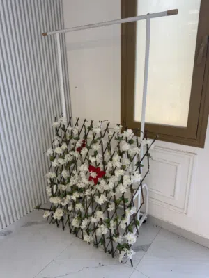 حامل مع زهور