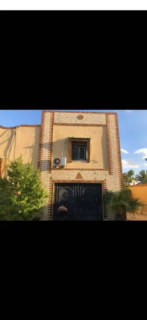 4 Bedrooms . 4 Bathrooms . 370 m23
