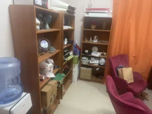مكتب مع خزائن للبيع بحالة جيدة جدا