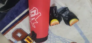 كيس ملاكمه رياضي احمر بحاله ممتازة مثالي للتمارين المنزلية