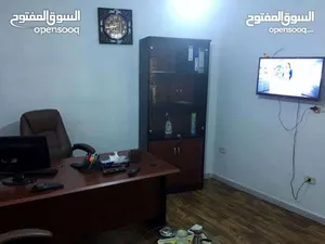 قطعة ارض مساحتها حوالي 1000 متر مربع مقام عليها هنقر وسكن دورين وملحق خارجي