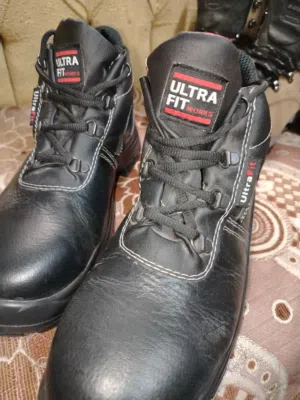 حذائين Safety واحد جديد لون اسود التاني مستعمل لون بني