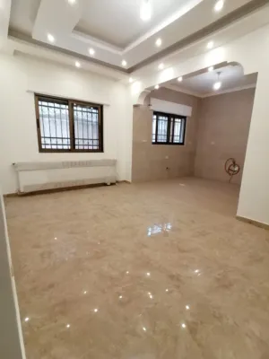 شقة جديدة لم تسكن للبيع في البيادر الرونق خلف النادي الاهلي مع ترس