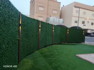 اضاءة خارجيه مع بديل الخشب مع العشب الصناعي