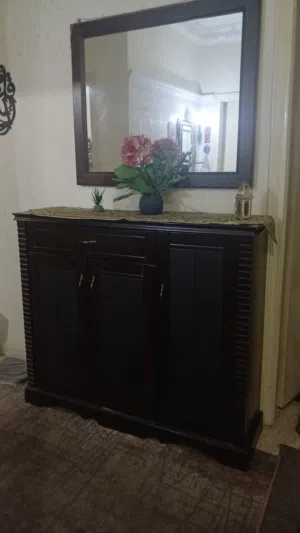 مريا مع خزانه   احذيه ثقيله مع طاوله  وسط
