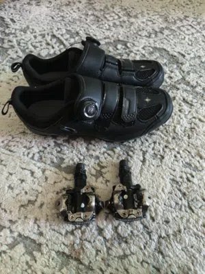 بدالة بسكليت و حذاء رياضي (santic cycling shoes)