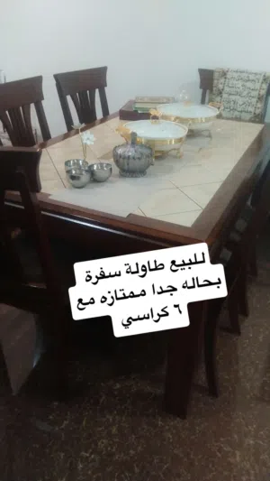 للبيع طاولة سفرة و طاولة حائط بحالة جدا ممتازة