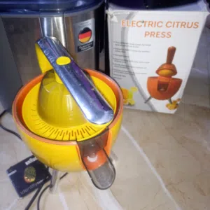 هذه الآلة هي عصارة حمضيات كهربائية أوتوماتيكية (Electric Citrus Press) وليست خلاطاً تقليدياً، حيث تع
