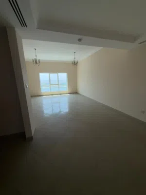 فرصة للسكن الراقي على كورنيش الشارقة (المجاز 1) مباشرة