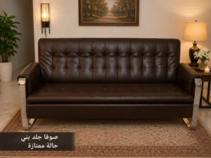 للبيع كنباية جلد بني فخمة بتصميم عصري وأنيق، مناسبة لغرف الجلوس، المكاتب، والاستراحات. تتميز بجودة ت
