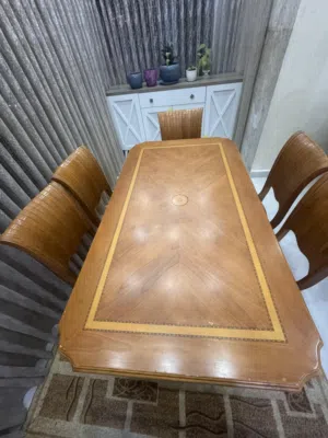 طاولة خشب بحاله ممنازه تم تنزيل السعر الى 80 دينار بسبب نقص كرسي