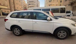 Mitsubhishi SUV outlander 2016
