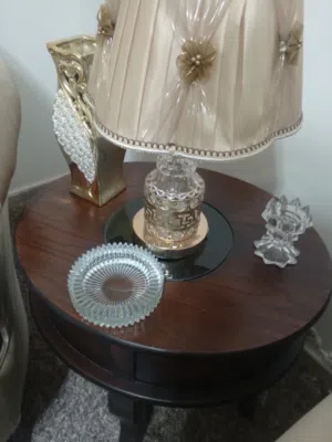 طقم طربيزات خشب تفصيل ثقيل بالنص قزاز  موديل عصري  وسط كبيره و2 صغار حجمهم كبير ما فيهم عيوب نهائي