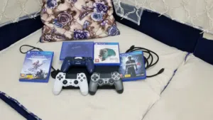 بلاي ستيشن 4 مستعمل مع 3يدات وكاله و4سيدهات مباراة و وصللته HD وكهرباء