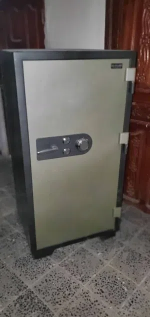 عرررطه خزنه نقود كبير مستخدم نضيفه جدا