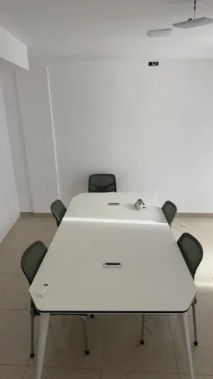 اثاث مكتبي جديد مكتب و طاولة اجتماعات و كراسي تعليميه
