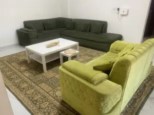 طقم كورنر مع ثنائية الخشب والإسفنج  لايوجد كسر أو تمزيق وسجادة وطاولة وسط لون أبيض ايكيا للجادين فقط