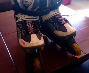 حذاء سكيت بعجلات مطاطية أربعة براند HY SKATE JUNIOR بحالة جيدة جدًا استخدام أشهر قليلة