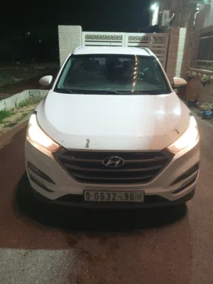 سيارة هونداي توسان قصة 2016 موديل 2015 لون ابيض مميز وسيارة مشدودة خاليه من الحوادث