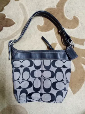 حقيبة كتف كلاسيكية من ماركة كوتش (Coach)، وتحديداً موديل Coach Signature Bucket Bag اصلية 100%