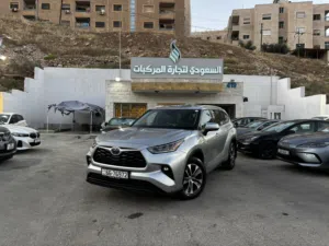 Toyota Highlander GLE 2022 مع فتحه وجلد وصندوق خلفي كهرباء