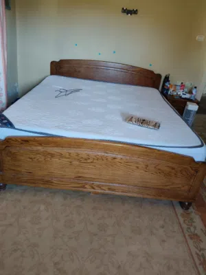 غرفة نوم خشب بلوط بحالة جيده خاليه من العيوب مع فرشة شامل البيع