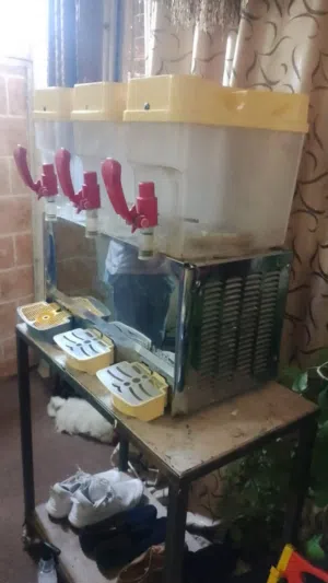 ماكينه عصير تبريد مع نافوره للبيع بسعر حرق بس ب 200