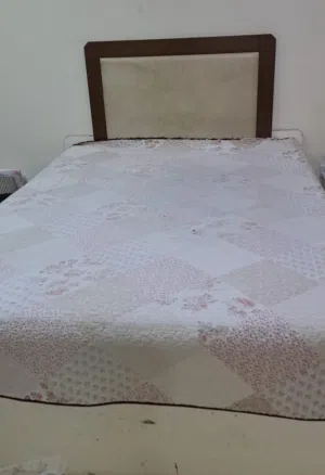 سرير بحجم كبير مع مرتبة