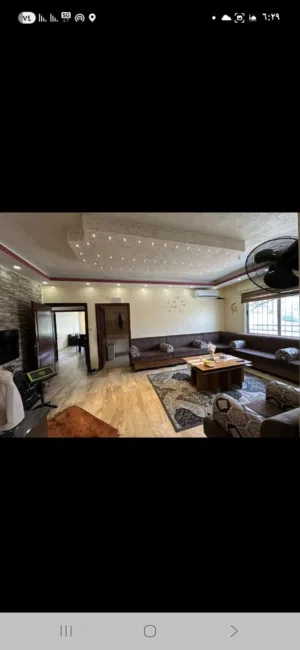 شقه غير مفروشه مع روف ثلاث حمامات ثلاث غرف نوم وغرفه ماستر نظام طاقه شمسيه بلكونه صاله وغرفه للضيوف