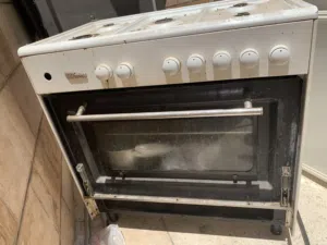 فرن خمس شعلات شغال وبحالة ممتازة كل اغراضه معاه يشتغل من فوق ومو تحت