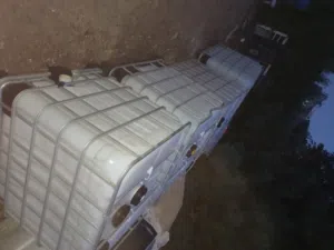 خزانات متر بحالة الوكاله بمنطقة سحاب موجود تقريبا 17 خزان