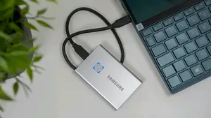 سامسونج تكشف عن قرص تخزين خارجي SSD T7 Touch بقارئ بصمة