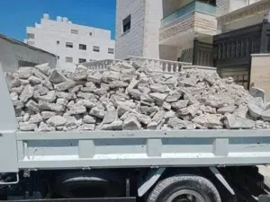 قلاب لنقل جميع مواد البناء ويزالة الطمم مع عمال تحمل بسعر مناسب