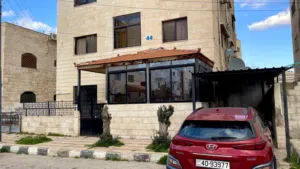 شقة بمساحة 170 متر طابق ارضي.. وجميع خدمات كاملة قريبة من البيت بسعر مغري للبيع