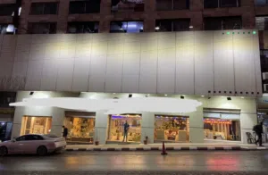 معرض تجاري بموقع مميز وسعر مميز للبيع