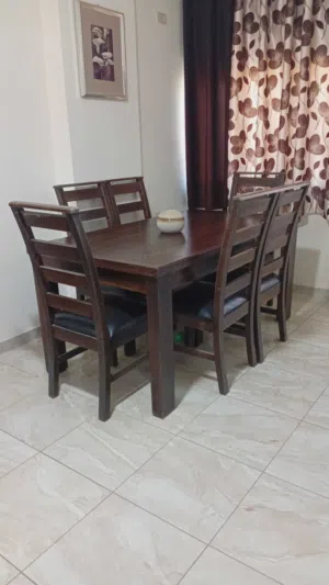 غرفة سفره مكونه من طاوله 6 كراسي دنسوار وفضيه انتيكا خشب سويد وزان للبيع بسعر مغري