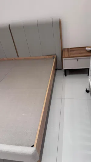 للبيع سرير أنيق جدًا مع كومودينو (طاولة جانبية)