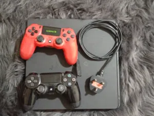 PS4 SLIM وسليم ومستعمل استعمال نظيف غير مفكوك وما خرب أو تصلح يعني حالته جيده جداً
