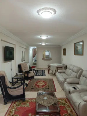 لعشاق السكن اراقى شقة مفروشة للإيجار السنوى عالشارع خليل حماده الرئيسي والتميز والخصوصية خطوات للبحر
