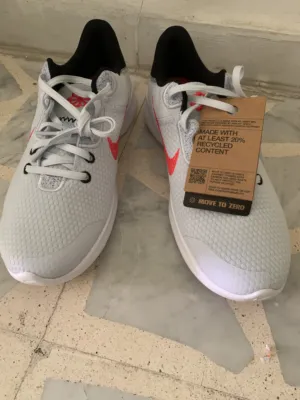 بوط رياضة جديد نوع Nike   لون ابيض استيراد امريكا نمرة 9