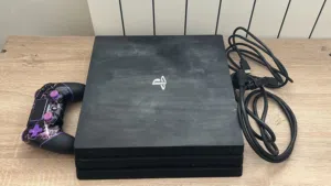 PS4 Pro 1TB حالة جيدة + يد + ألعاب + اشتراك Plus