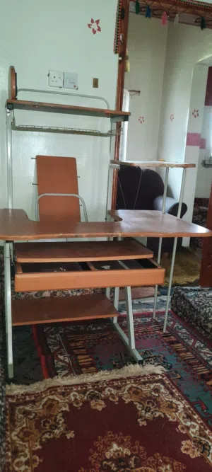 طاولة فخمة للكمبيوتر او للتلفاز