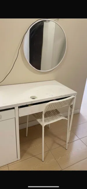 طاولة مكتب وكرسي من ايكيا مع مرايه دائريه