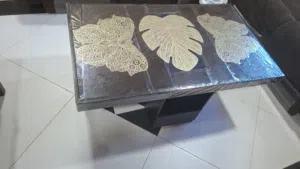 طاولة وسط مع اربع طاولات
