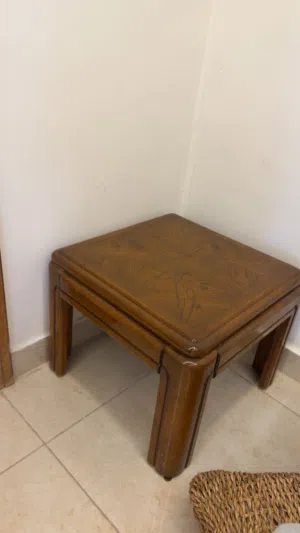 طاولة صغيرة جانبية بحالة ممتازة