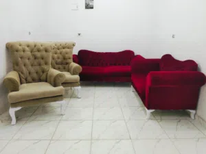 انتريه مودرن خشب زان كنبتين وكرسيين شلت متحركه اسفنج بحاله ممتازه  جدا على الفرش على طول بسعر روعه