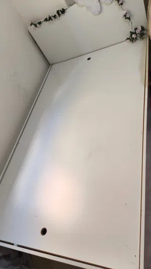 تخت مفرد و نص خشب للبيع بالون الابيض.و مستعمل قليل