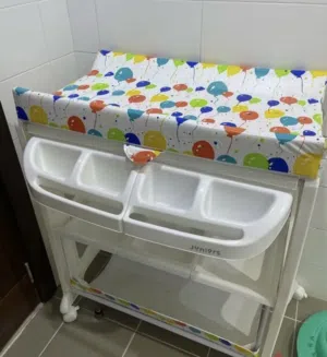 طاولة تبديل الحفاظات واستحمام المواليد