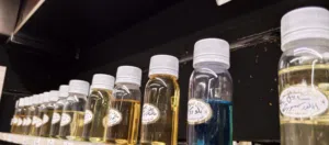 زجاج لعرض العطور الزيتية  زيوت فرنسية و سويسرية